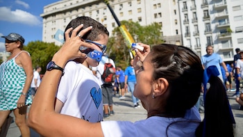 Entre las multitudes, se encontraban maquilladoras, personas que hicieron pancartas con “hablemos del autismo” y por sobretodo la iniciativa de hacerle saber a los presentes que no están solos