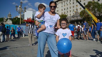La consigna, era asistir con algo de color azul, símbolo del autismo que representa de alguna manera lo que viven a diario las familias y las personas con autismo. “Hay veces que el azul es brillante como el mar en un día de verano, y otras veces, ese azul oscurece y se disipa como un mar de tempestad”, dicta el sitio de TGD Padres TEA