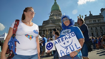 Las pancartas se hicieron eco frente al Congreso para adornar la jornada con distintos mensajes positivos acerca de la efeméride