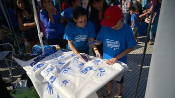 Miles se acercaron para “hablar de autismo” en una ola azul imparable en la plaza del congreso, organizado por tgd padres tea :Auto Convocados de Argentina, que brindan su tiempo libreen pos de una mejor calidad de vida para sus hijos con Autismo