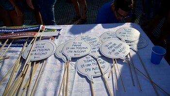 Con distintas charlas informativas brindadas por las asociaciones que acompañaron la iniciativa, miles de padres y familiares se pudieron juntar en la plaza del congreso para compartir distintas perspectivas y realidades para luchar por la visibilidad del autismo