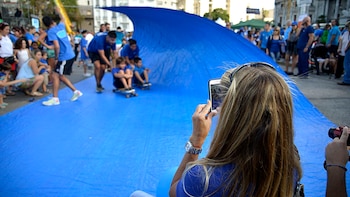 Los más chicos aprovecharon la tarde para pintar, dibujar, saltar en una cama elástica, hacer grandes burbujas o sacarse una foto en skate mientras una tela azul los envolvía como una ola gigante