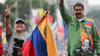 Diego Maradona junto a Nicolás