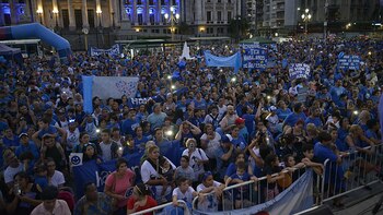 La jornada llegó a su fin con una marcha alrededor de la plaza, contó con la presencia de varias bandas musicales y un video institucional, en el que varios miembros de TGD Padres TEA resaltaron la necesidad de una educación inclusiva, profesionales capacitados y una sociedad que conozca y se informe sobre el autismo