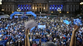 La plaza del congreso se tiñó de azul con miles de personas que fueron al acto central del “Día Mundial de Concientización sobre el Autismo”, una oportunidad para poner de relieve la necesidad de contribuir a la mejora de la calidad de vida de las personas con TEA.