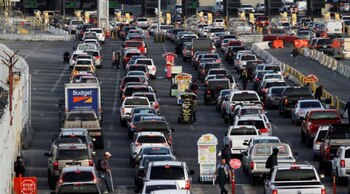 Filas de vehículos que esperan