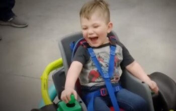 El pequeño Cillian se sintió feliz cuando le dieron su nueva silla (Foto: @roguerobotics2987)