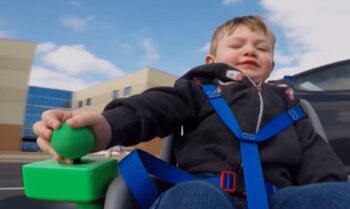 El equipo, conformado por 30 estudiantes y dos profesores expertos en robótica, aceptó ayudar a la familia Jackson (Foto: @roguerobotics2987)
