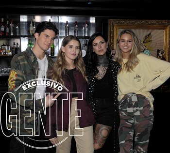 La cantante junto a tres