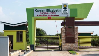 La entrada del Parque Nacional Queen Elizabeth, a donde los turistas concurren para safaris fotográficos (Grosby)