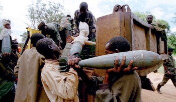 En plena guerra civil, combatientes