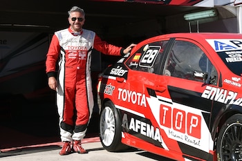Con el auto de Turismo Nacional (2018). Es un Toyota Corolla. (Gentileza Darío Gallardo)