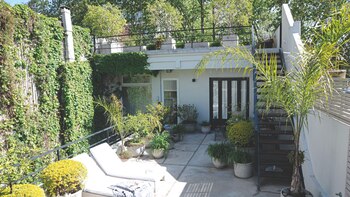 Una casa con múltiples niveles