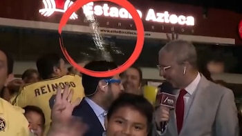 Un aficionado le arrojó cerveza