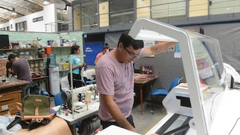 Oscar Cajal, en su taller.