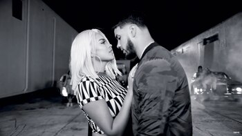 La cantante colombiana Karol G está de novia con Anuel AA. Foto: Gentileza Universal.