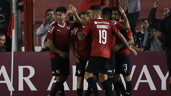 Jugadores de Independiente celebran el