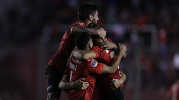 Jugadores de Independiente celebran el