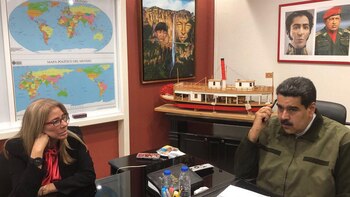 Nicolás Maduro aparece en su nuevo despacho con su esposa, Cilia Flores (Twitter: @NicolasMaduro)