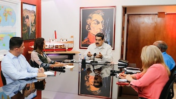 Las reuniones de gabinete también las hace en su despacho (Twitter: @NicolasMaduro)