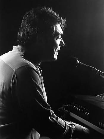 Alberto Cortez, el piano y su voz: no hacía falta mucho más… (Foto: @caferomantico)