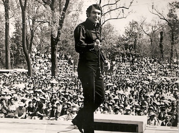 En España y México se convirtió en un cantante popular, pero le costó ser profeta en su tierra: (Foto: @EsMemorable)