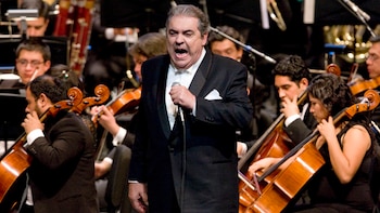 Alberto Cortez, acompañado de la Orquesta Sinfónica Juvenil del Estado de Veracruz, en 2009 (Foto: Colección Auditorio Nacional)