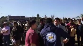 Los hijos de un ex combatiente lo desplazaron de la tribuna donde estaba pronunciando su discurso