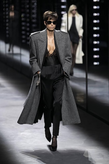 Saint Laurent eligió las hombreras