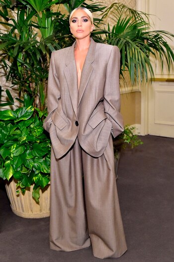 Lady Gaga con un traje