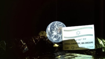 La foto de la bandera israelí camino a la luna.