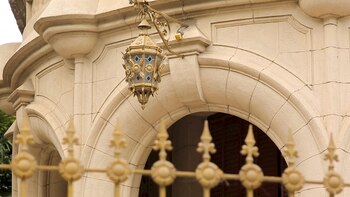 Detalles en bronces, vidrios intervenidos,