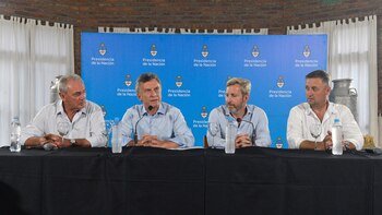 La conferencia de prensa de Macri en Entre Ríos. Estuvo acompañado por el ministro Rogelio Frigerio, el candidato a gobernador de Entre Ríos, Atilio Benedetti, y el intendente de Basavilbaso, Gustavo Hein (foto Prensa Presidencia)