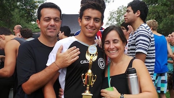 Lautaro junto a sus padres,