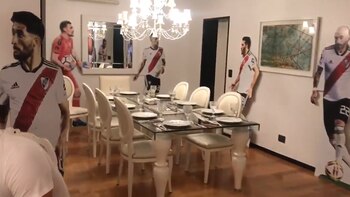 El living adornado con los futbolistas de River (@ferlirman)