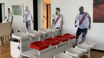 La tribuna que instaló en su living, junto a las gigantografías de los jugadores (@ferlirman)