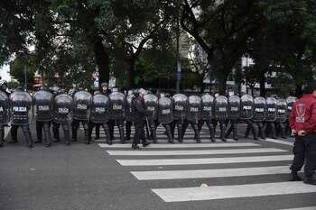 El cordón policial que las fuerzas de seguridad armaron en el medio de la avenida
