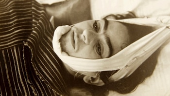 Esta foto de 1940 proporcionada por Sotheby’s muestra a la artista Frida Kahlo con la cabeza suspendida por correas (Foto: Nickolas Muray/Sothebys/AP)