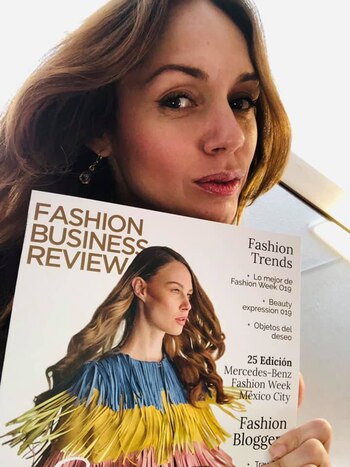 La diseñadora Paola Hinojos mostró en su Facebook que una prenda de su anterior colección aparecería en la portada de la revista oficial de la Fashion Week (Foto: Facebook)