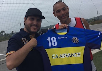 Marcos y Takahara posan con