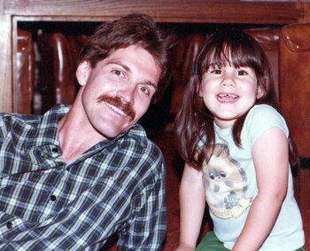 Shauna Harrison junto a su