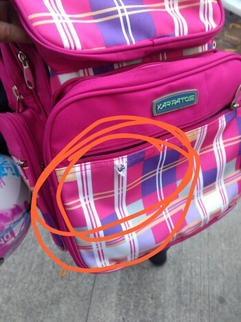 La mochila baleada (Twitter: @AugustoTelias)