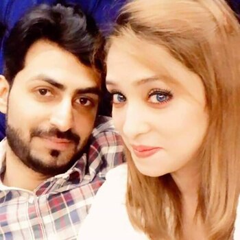 Asma Aziz junto a su