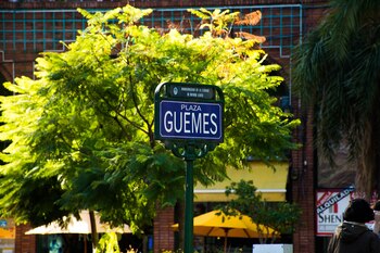 La Plaza Güemes se encuentra