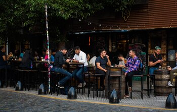 Las mesas en la vereda