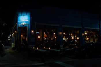 De noche, el barrio se