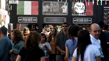 Pizza & Pasta, el food truck del reconocido cocinero Donato de Santis que este año volvió a acompañar en su onceava edición a la feria. ¿Las estrellas Donato? Sus pizzas de cuatro porciones son elaboradas a la piedra