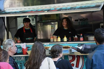 Morfables 21, el primer food truck inclusivo, estrenaron camión en la feria Leer y Comer y las opciones para comer fueron un sándwich de vacío desmenuzado, un sándwich de vegetales o un sándwich de bondiola