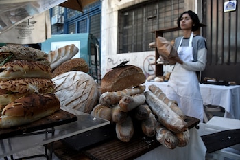 Las baguette y los sándwiches de rúcula, queso brie, tomates confitados y aceite de oliva by Lepi Boulangerie, un clásico de la feria que también tiene sus tradicionales platos dulces