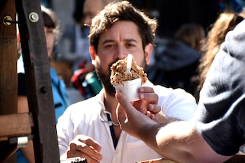 Helado artesanal, un infaltable de la feria. El sabor de dulce de leche, el gusto más elegido por el público que concurrió el día sábado a Leer y Comer.